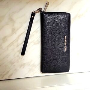 Michael Kors Large Continental Wallet Wristlet Black LIKE NEW